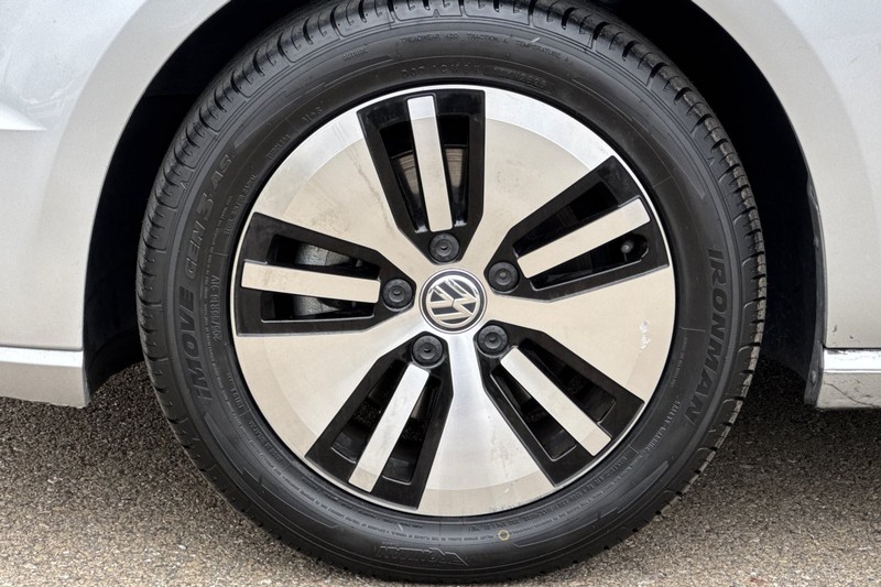 Volkswagen e-Golf Vehicle Full-screen Gallery Image 40
