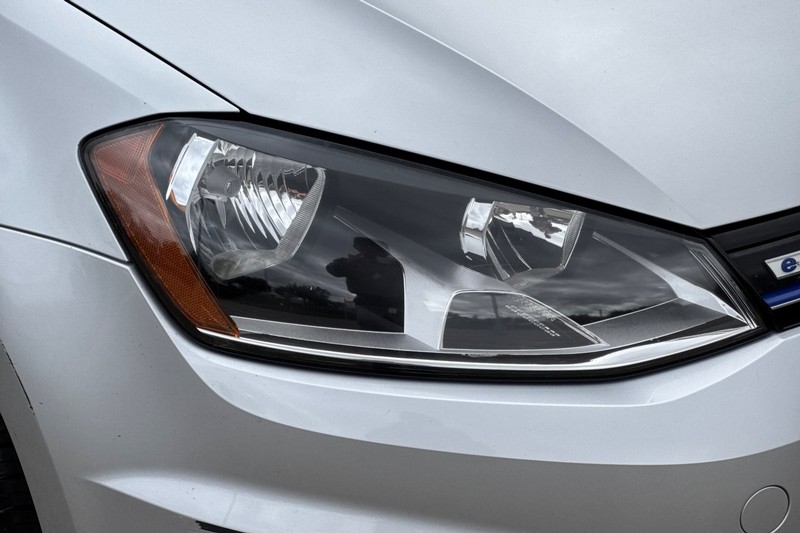 Volkswagen e-Golf Vehicle Full-screen Gallery Image 41
