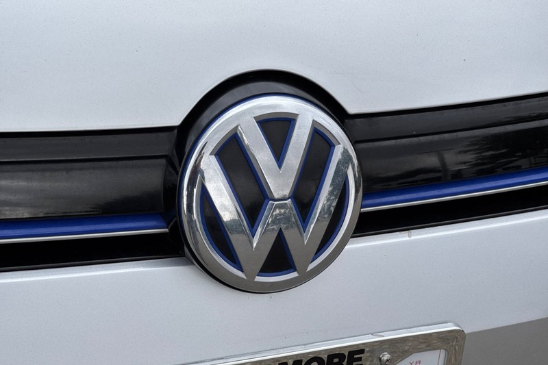 Volkswagen e-Golf Vehicle Full-screen Gallery Image 42