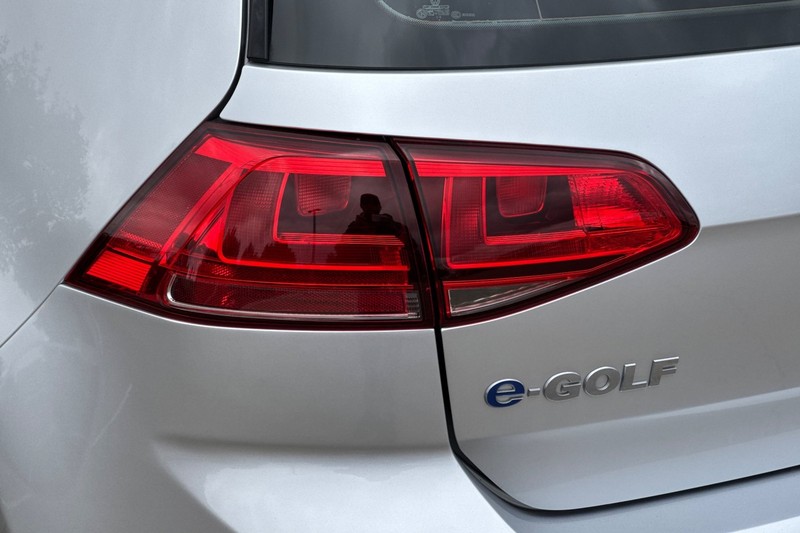 Volkswagen e-Golf Vehicle Full-screen Gallery Image 43