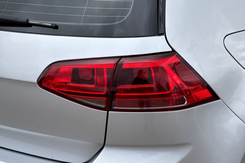 Volkswagen e-Golf Vehicle Full-screen Gallery Image 45