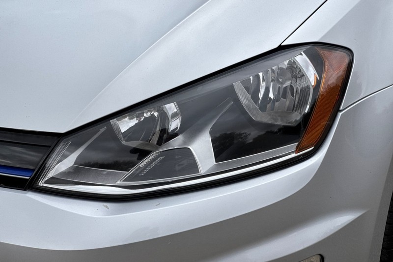 Volkswagen e-Golf Vehicle Full-screen Gallery Image 47