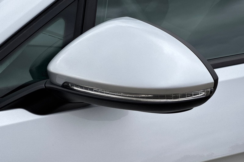 Volkswagen e-Golf Vehicle Full-screen Gallery Image 48