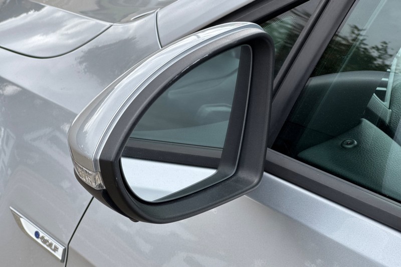 Volkswagen e-Golf Vehicle Full-screen Gallery Image 49