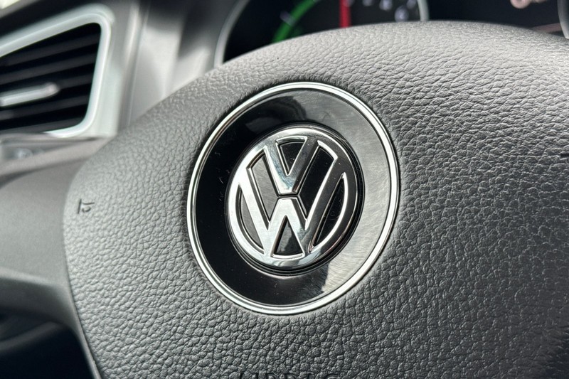 Volkswagen e-Golf Vehicle Full-screen Gallery Image 50