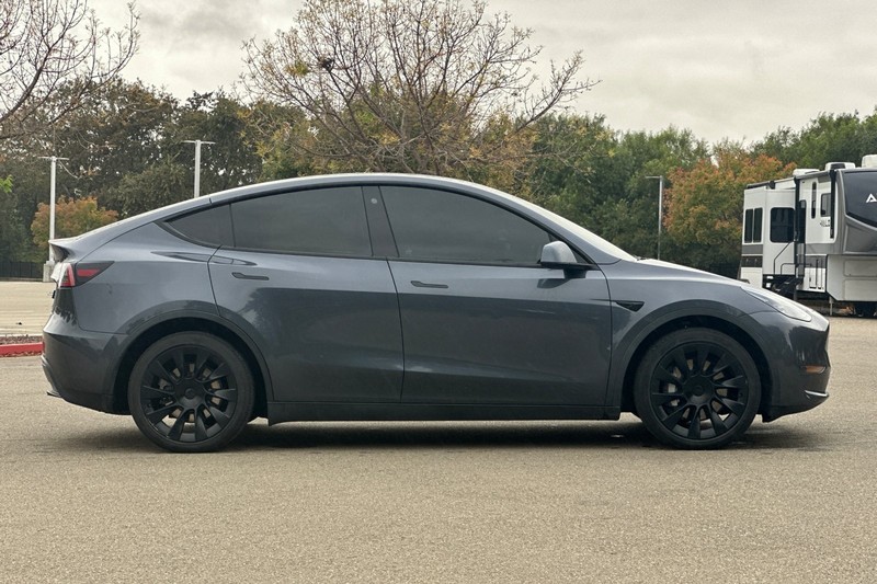 Tesla Model Y Vehicle Full-screen Gallery Image 03