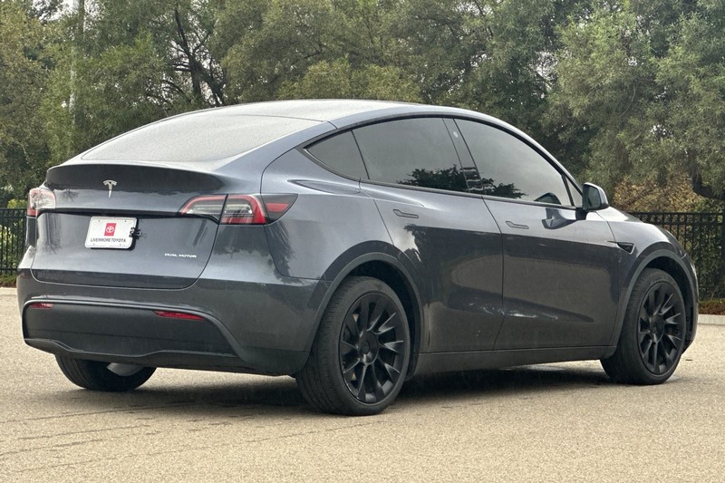 Tesla Model Y Vehicle Full-screen Gallery Image 04