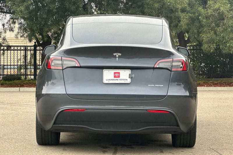 Tesla Model Y Vehicle Full-screen Gallery Image 05
