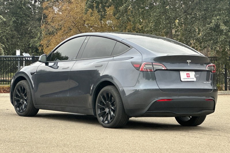 Tesla Model Y Vehicle Full-screen Gallery Image 06
