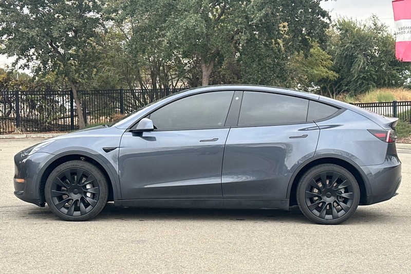 Tesla Model Y Vehicle Full-screen Gallery Image 07