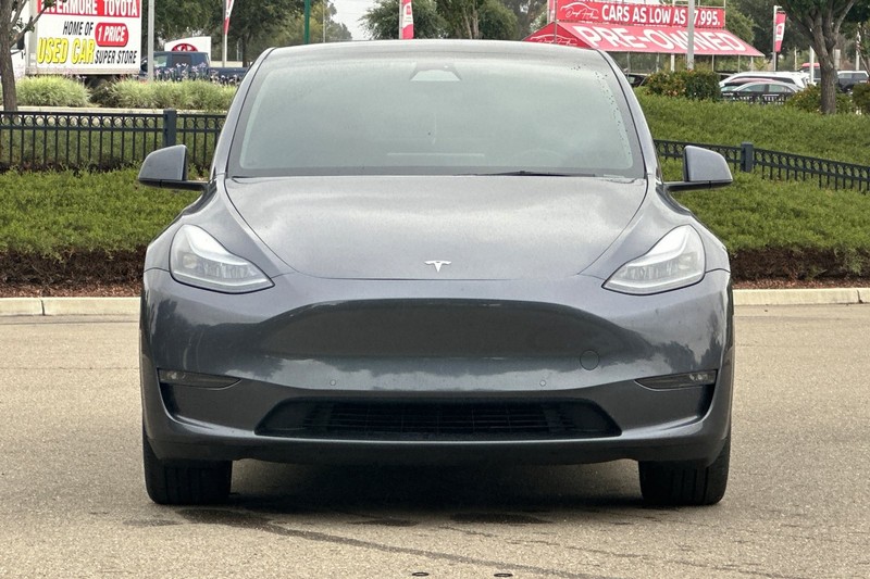 Tesla Model Y Vehicle Full-screen Gallery Image 09