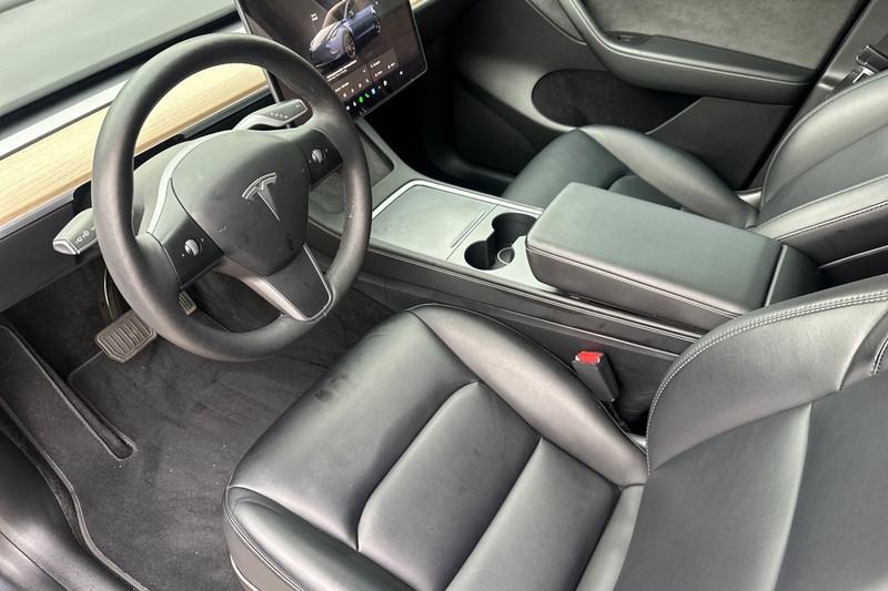 Tesla Model Y Vehicle Full-screen Gallery Image 10