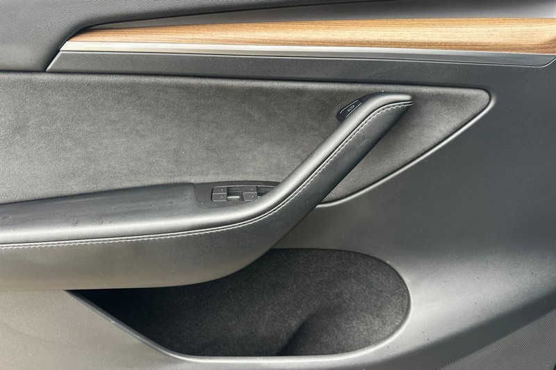 Tesla Model Y Vehicle Full-screen Gallery Image 11