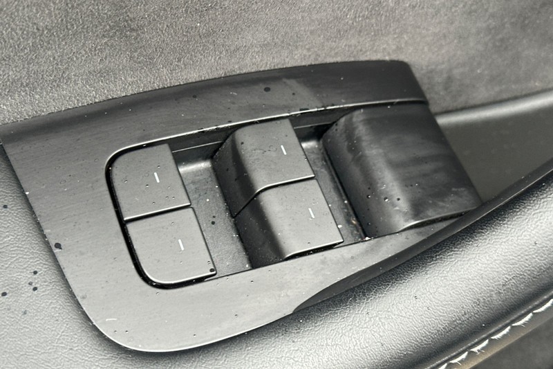 Tesla Model Y Vehicle Full-screen Gallery Image 12