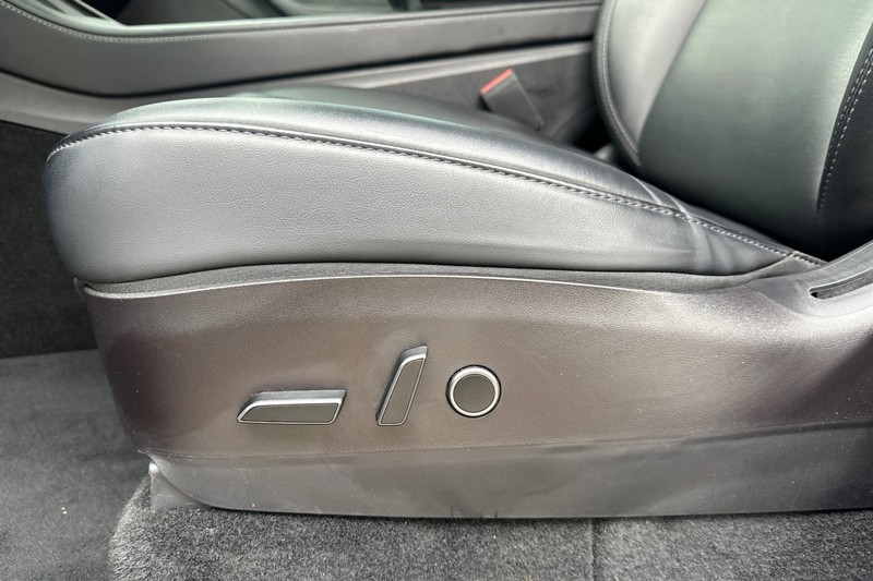 Tesla Model Y Vehicle Full-screen Gallery Image 13
