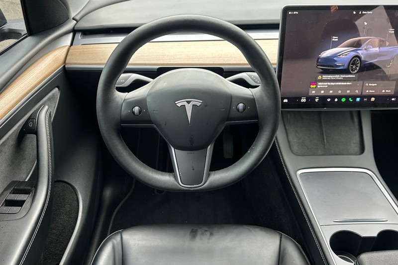 Tesla Model Y Vehicle Full-screen Gallery Image 16