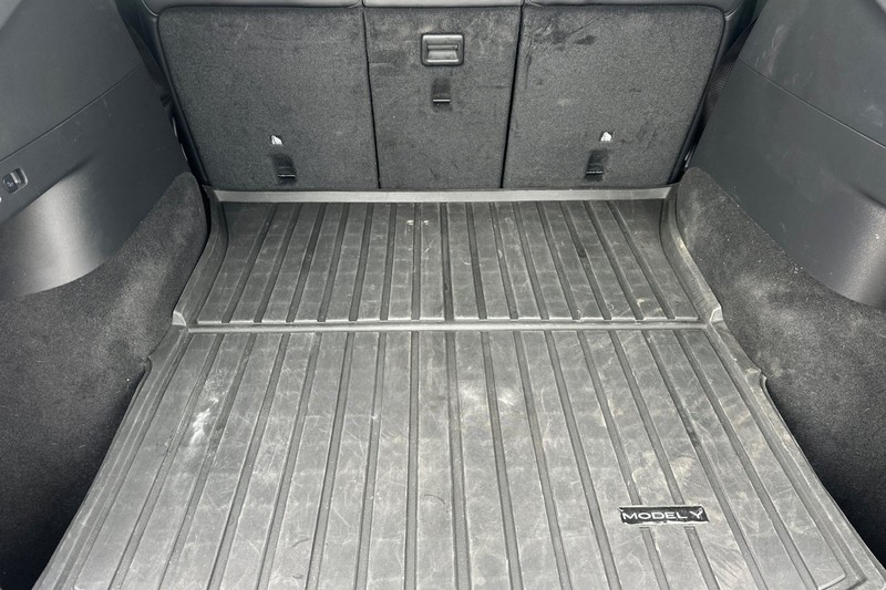 Tesla Model Y Vehicle Full-screen Gallery Image 17
