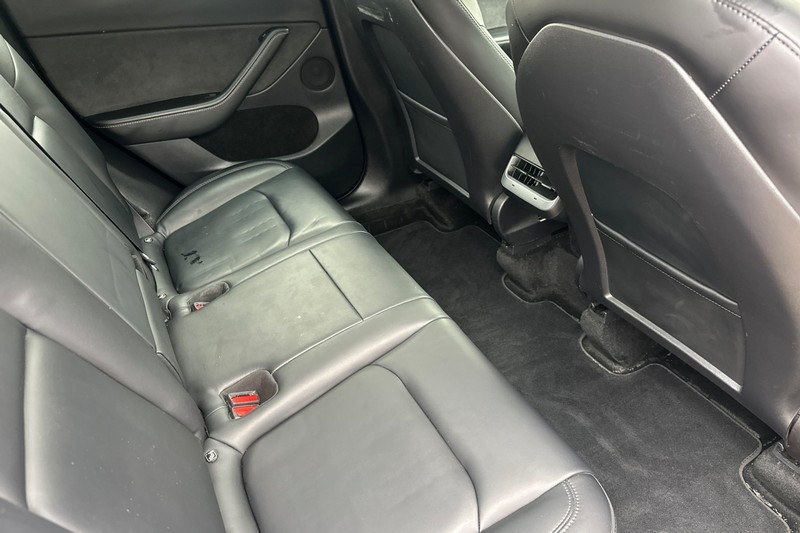 Tesla Model Y Vehicle Full-screen Gallery Image 18