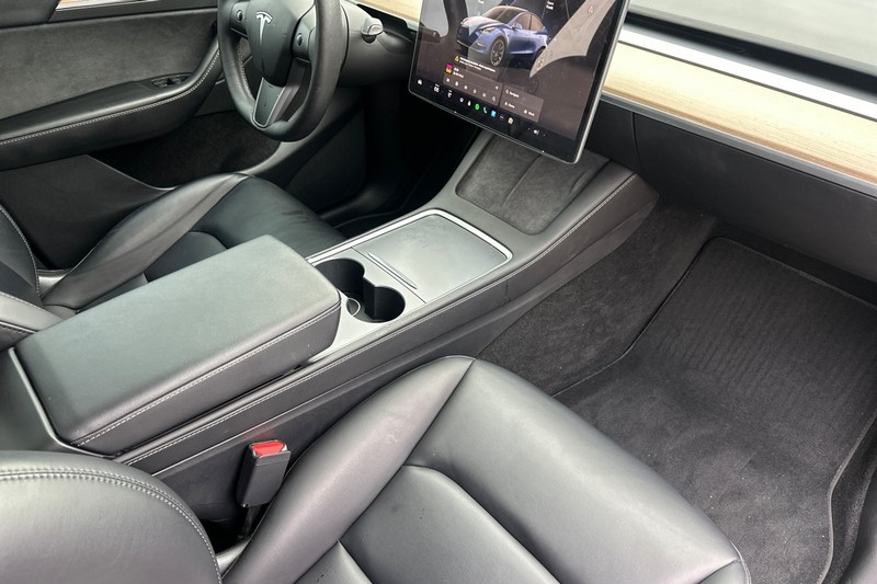 Tesla Model Y Vehicle Full-screen Gallery Image 19