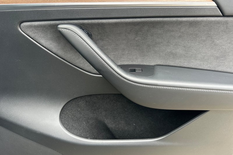 Tesla Model Y Vehicle Full-screen Gallery Image 21