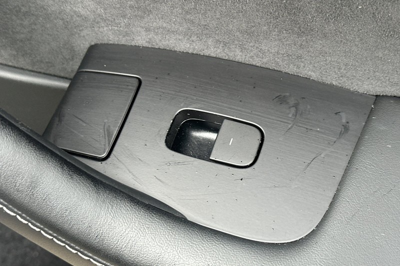 Tesla Model Y Vehicle Full-screen Gallery Image 22