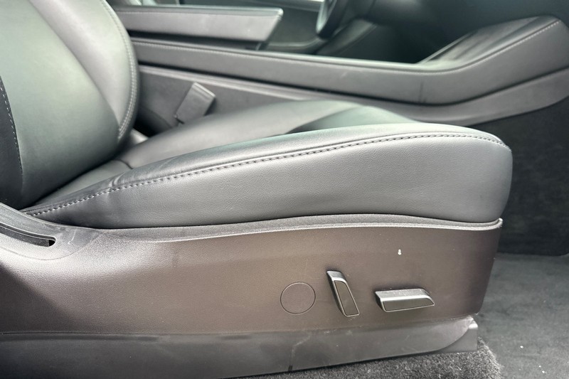 Tesla Model Y Vehicle Full-screen Gallery Image 23