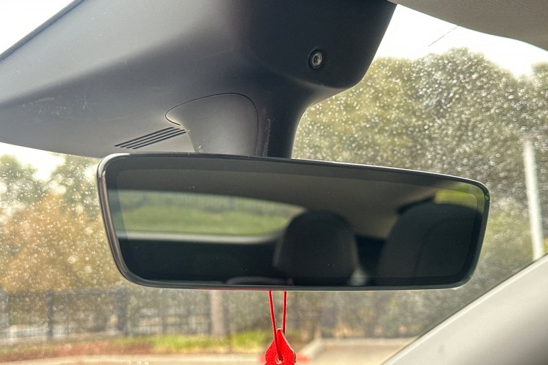 Tesla Model Y Vehicle Full-screen Gallery Image 25