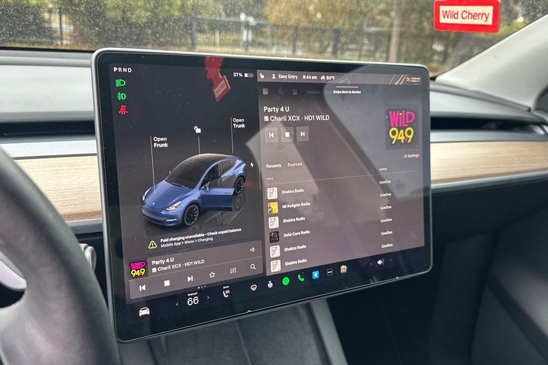 Tesla Model Y Vehicle Full-screen Gallery Image 26