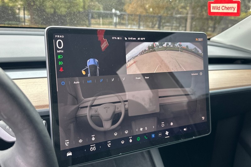 Tesla Model Y Vehicle Full-screen Gallery Image 28