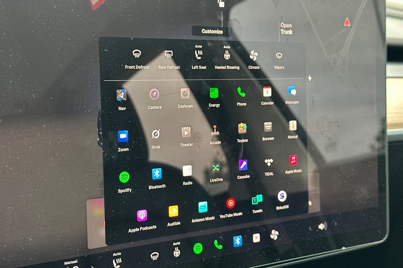 Tesla Model Y Vehicle Full-screen Gallery Image 30