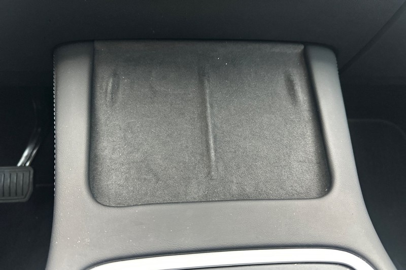 Tesla Model Y Vehicle Full-screen Gallery Image 31