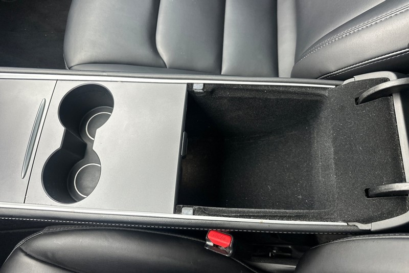 Tesla Model Y Vehicle Full-screen Gallery Image 32