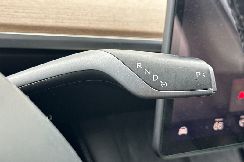 Tesla Model Y Vehicle Full-screen Gallery Image 33