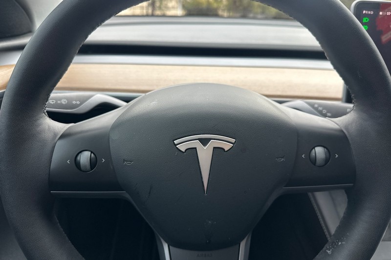 Tesla Model Y Vehicle Full-screen Gallery Image 34
