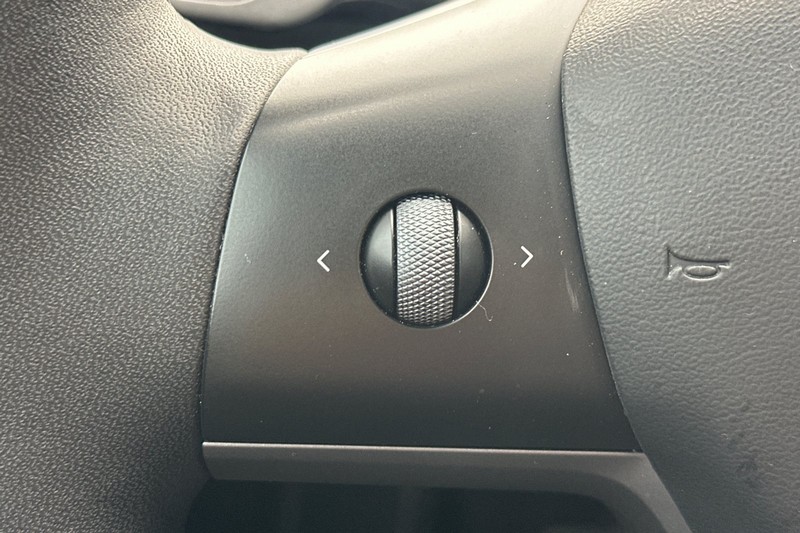 Tesla Model Y Vehicle Full-screen Gallery Image 35