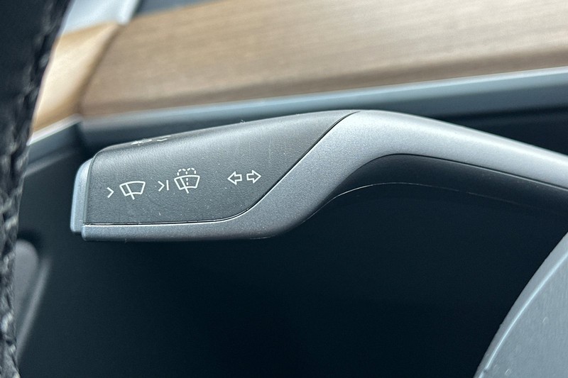 Tesla Model Y Vehicle Full-screen Gallery Image 36