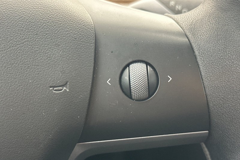 Tesla Model Y Vehicle Full-screen Gallery Image 37