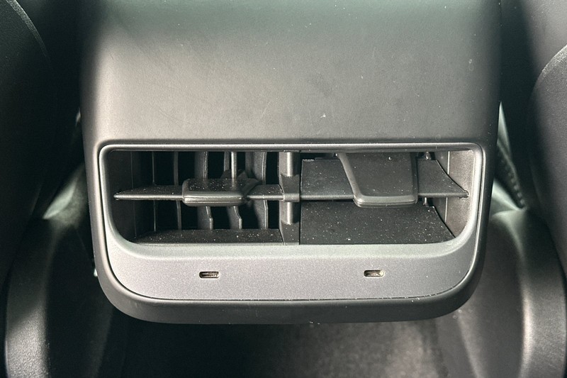 Tesla Model Y Vehicle Full-screen Gallery Image 40