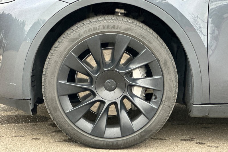 Tesla Model Y Vehicle Full-screen Gallery Image 43