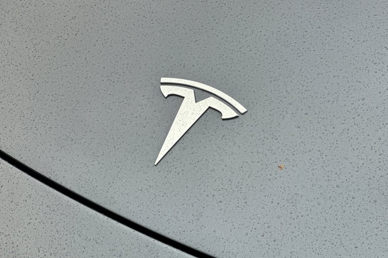 Tesla Model Y Vehicle Full-screen Gallery Image 45