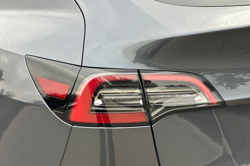 Tesla Model Y Vehicle Full-screen Gallery Image 46