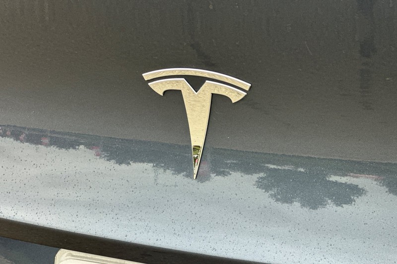 Tesla Model Y Vehicle Full-screen Gallery Image 47