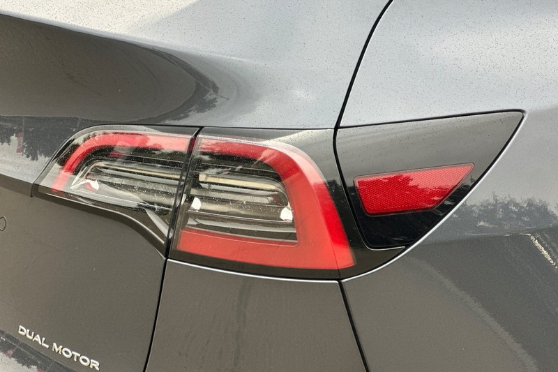 Tesla Model Y Vehicle Full-screen Gallery Image 48