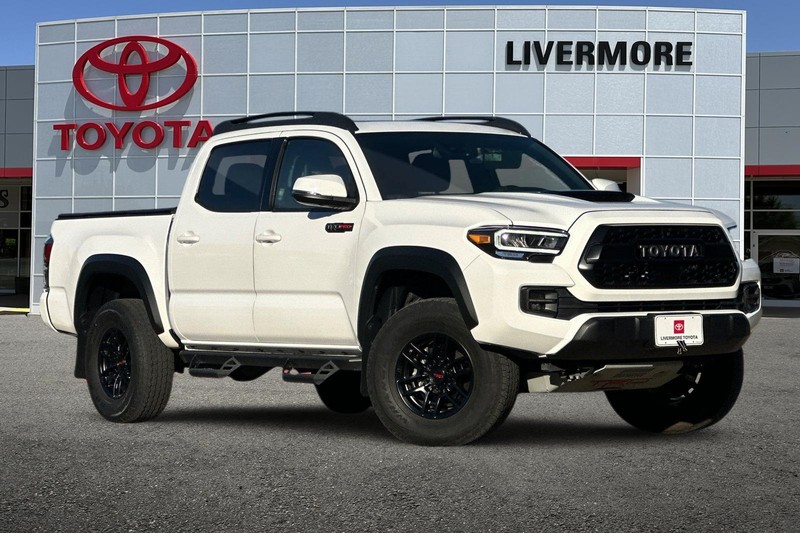 Toyota Tacoma 4WD Vehicle Full-screen Gallery Image 02