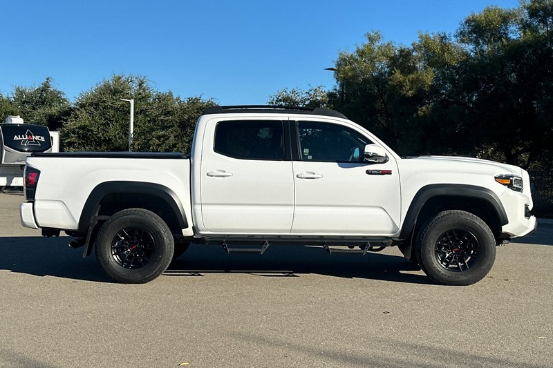 Toyota Tacoma 4WD Vehicle Full-screen Gallery Image 03