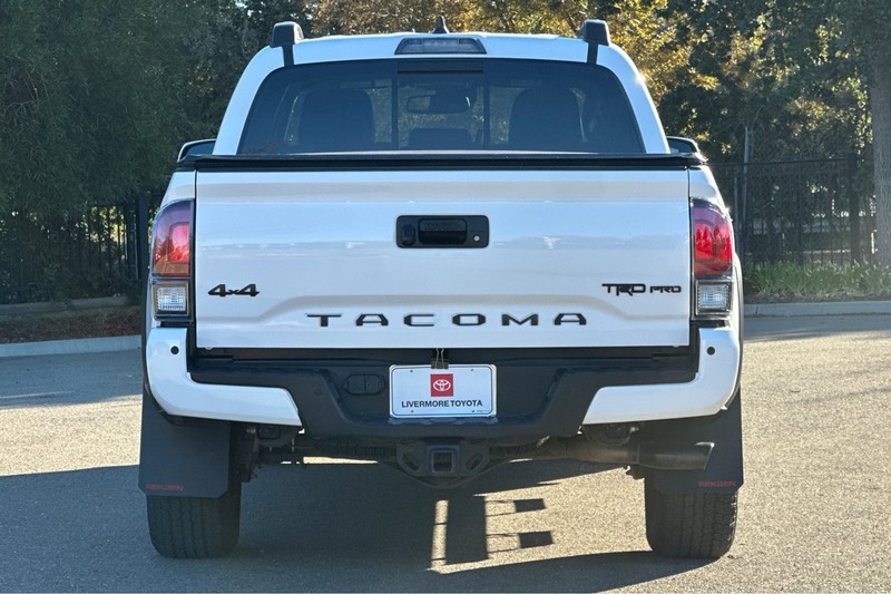 Toyota Tacoma 4WD Vehicle Full-screen Gallery Image 05