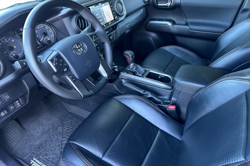 Toyota Tacoma 4WD Vehicle Full-screen Gallery Image 10