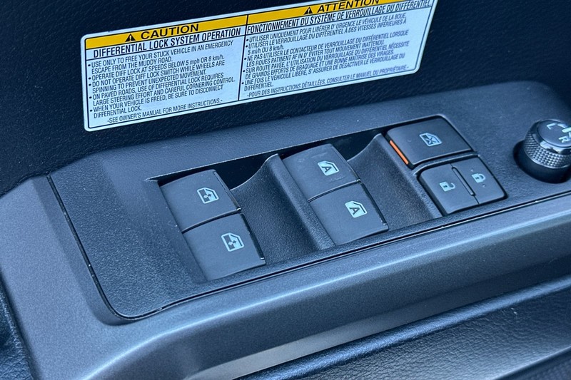 Toyota Tacoma 4WD Vehicle Full-screen Gallery Image 12