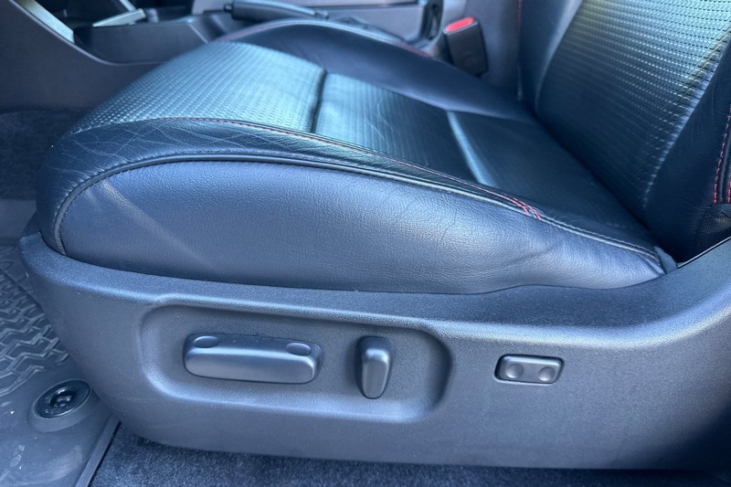 Toyota Tacoma 4WD Vehicle Full-screen Gallery Image 13
