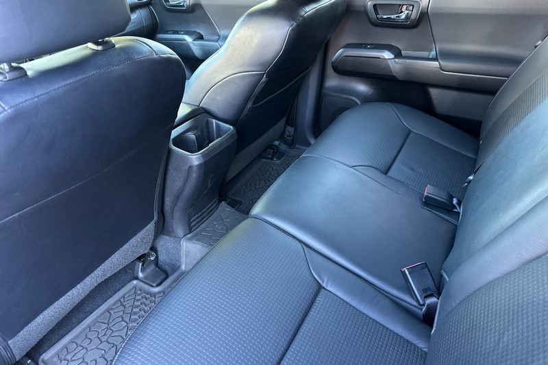 Toyota Tacoma 4WD Vehicle Full-screen Gallery Image 14